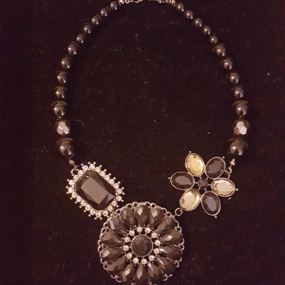 Black elegant necklace with detachable pin